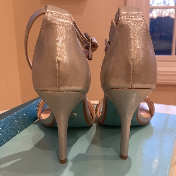 ❤️- NIB! New Listing! BETSY JOHNSON Juno Strappy Sanadal Silver 8.5 - Picture 12 of 16